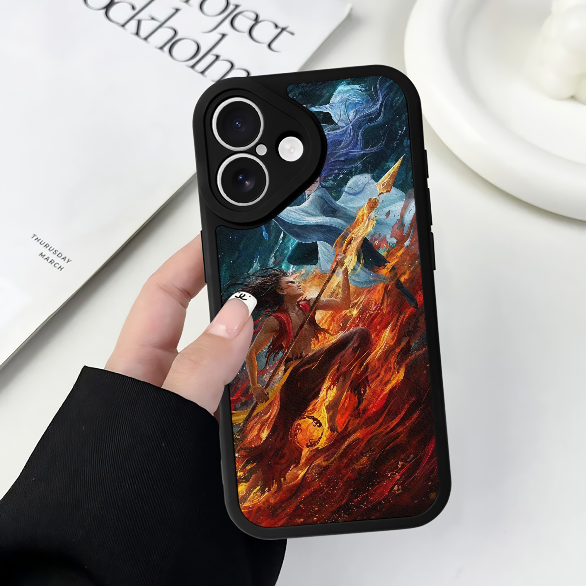 （画像用） Ne Zha 2 ナタ 魔童の大暴れ 【iPhone 16シリーズ対応】シリコンスマホケース（レザー調） 材質：シリコン
